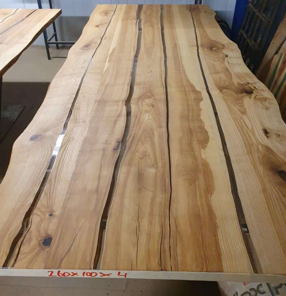 Eikenhouten tafel met epoxy