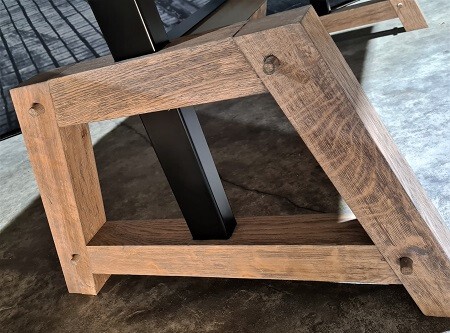 Houten poot old look bewerkt zit-sta tafel